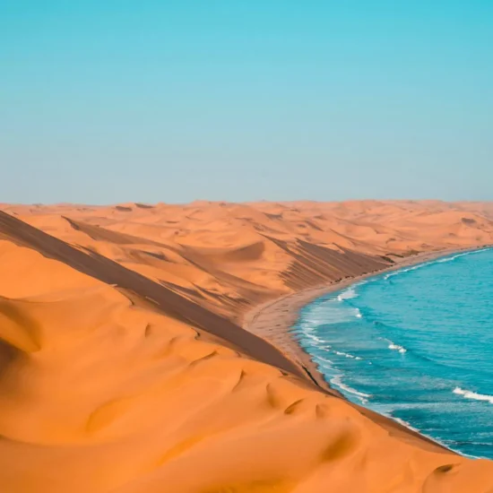Ναμίμπ: Εκεί που η έρημος αγκαλιάζει τον ωκεανό – Ένα τοπίο από άλλο πλανήτη