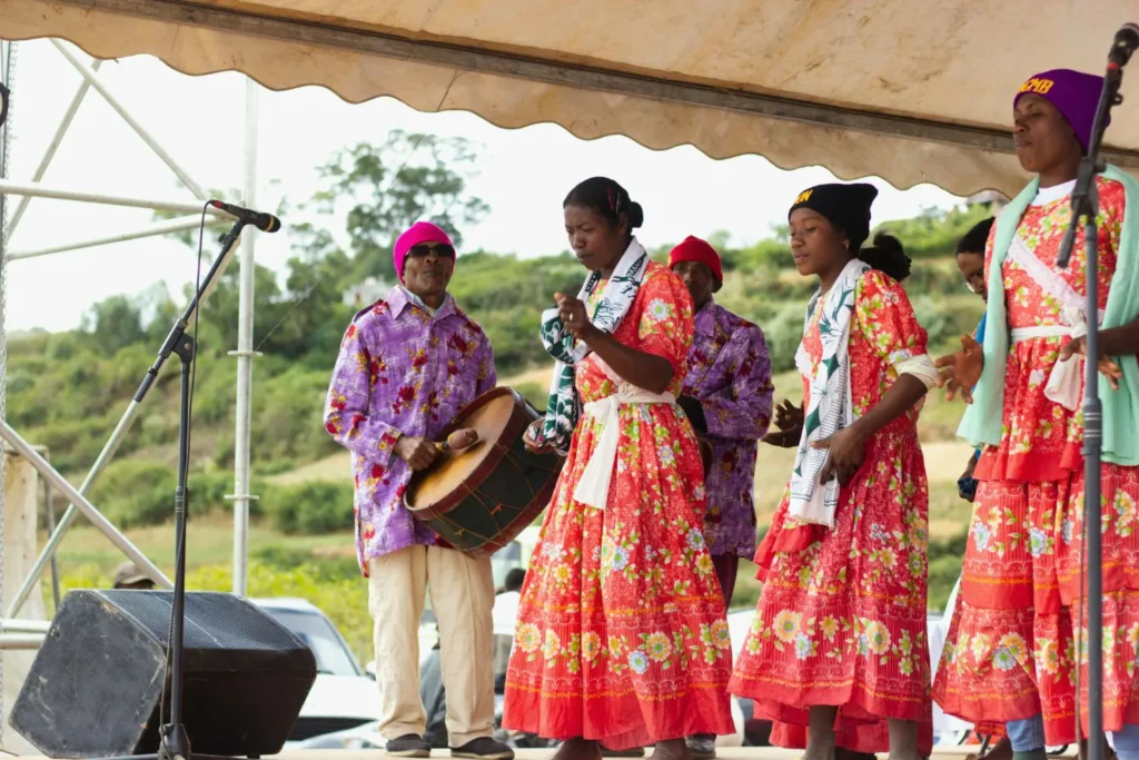 Παραδοσιακός χορός και μουσική με τοπικές φορεσιές στη Μαδαγασκάρη