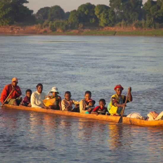 Οικογένεια σε παραδοσιακή πιρόγα σε ποτάμι στη Μαδαγασκάρη