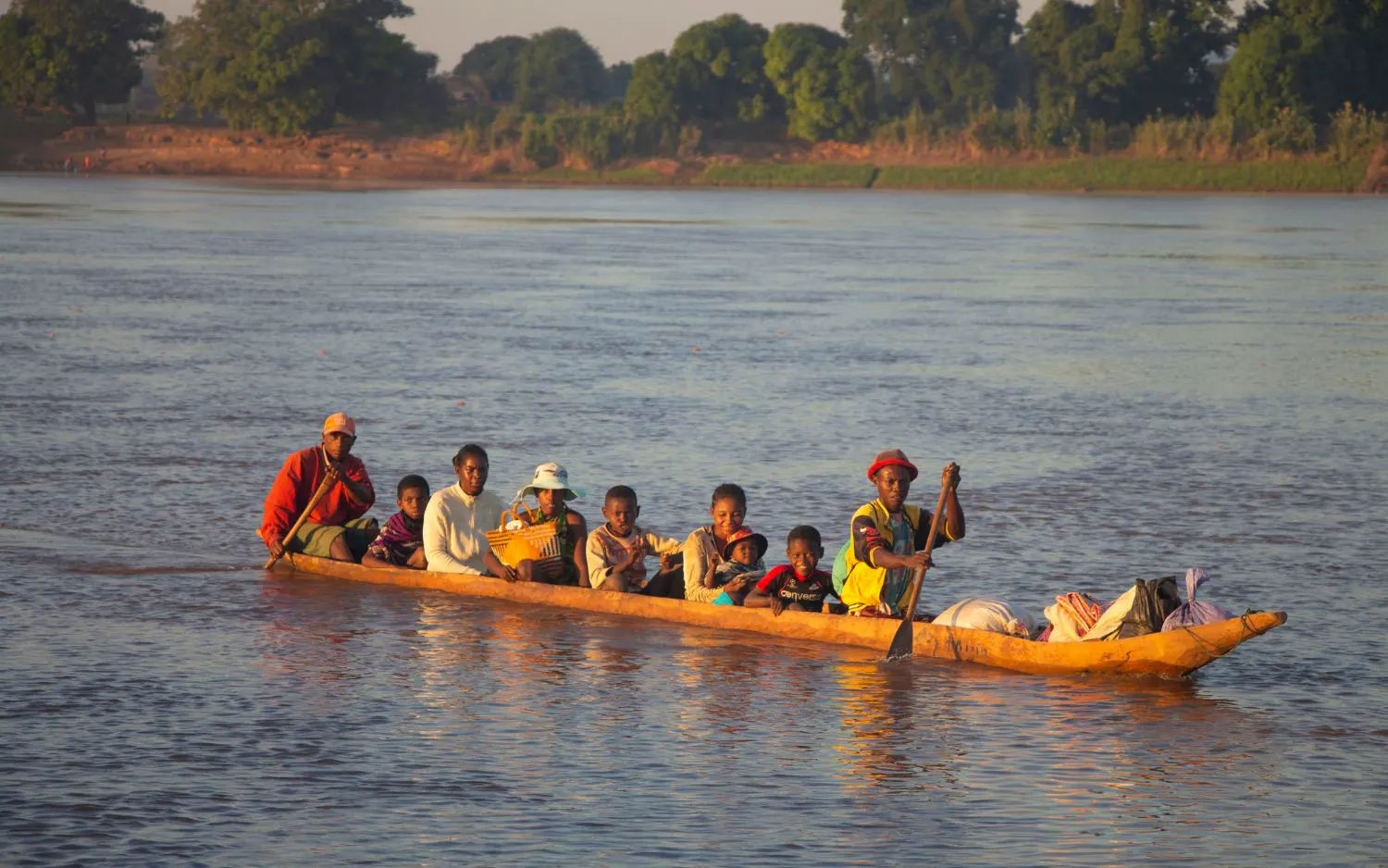 Οικογένεια σε παραδοσιακή πιρόγα σε ποτάμι στη Μαδαγασκάρη