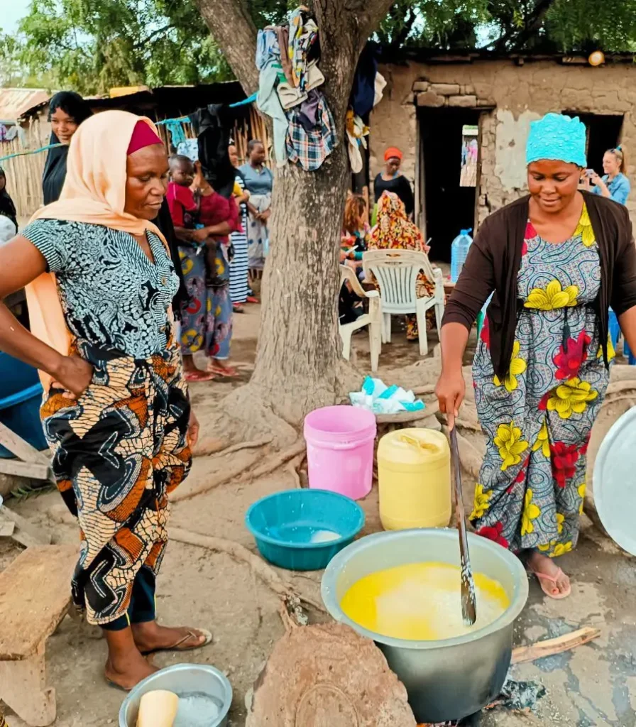 Μαγειρεύοντας με τις γυναίκες του χωριού στην Τανζανία