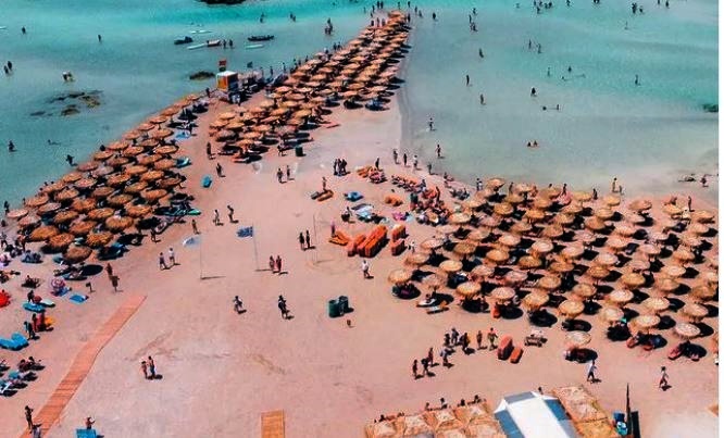 elafonissi Πανοραμική άποψη παραλίας με πυκνές σειρές από ομπρέλες, ξαπλώστρες στο Ελαφονήσι Κρήτης