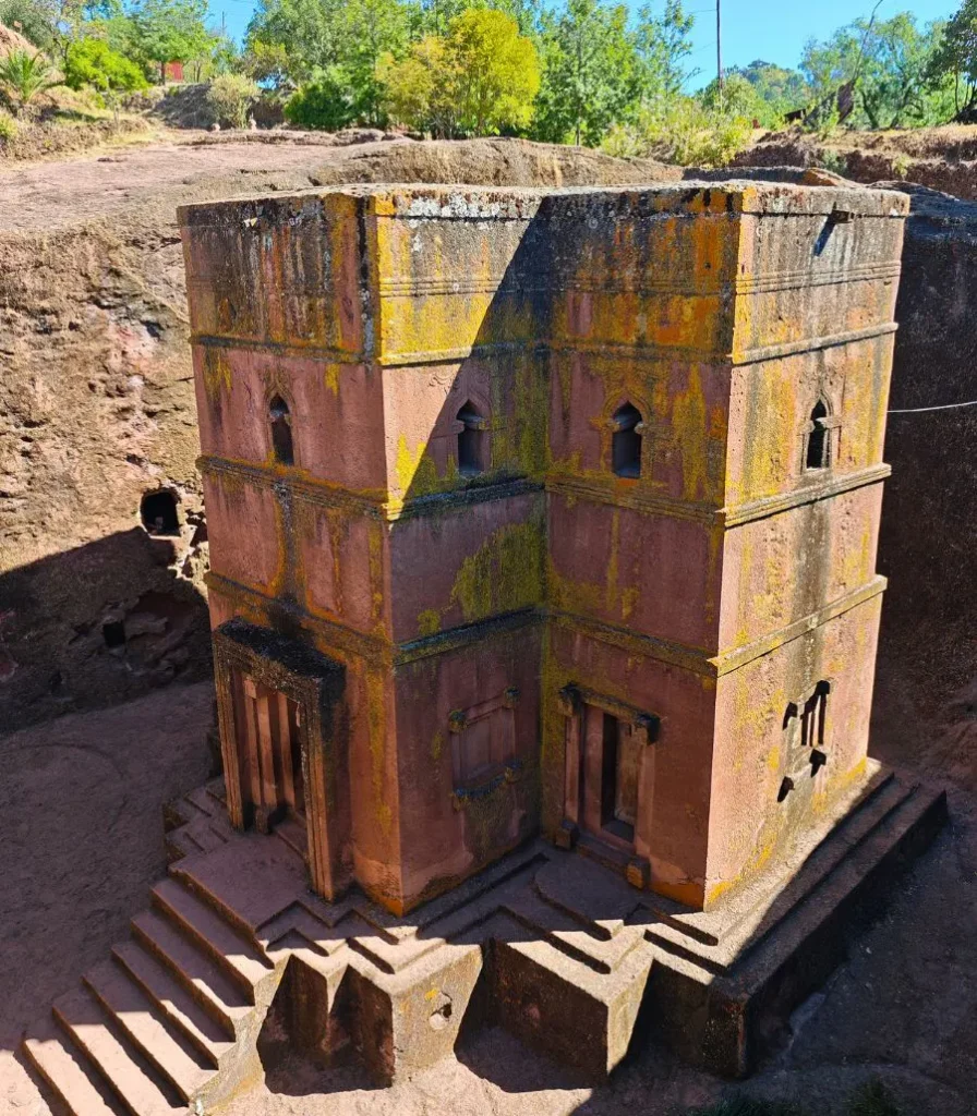ethiopia-lalibela-xploristas Η λαξευτή εκκλησία του Αγίου Γεωργίου (Bete Giyorgis) σε σχήμα σταυρού, σκαμμένη μέσα στο βράχο, στη Λαλιμπέλα της Αιθιοπίας