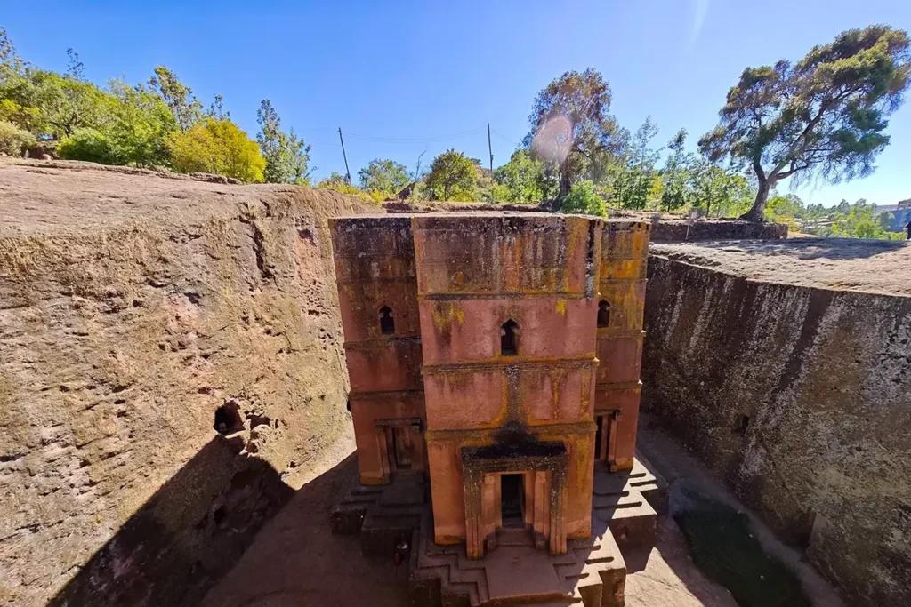 Η εκκλησία Biete Giyorgis στη Lalibela, λαξευμένη σε σχήμα σταυρού μέσα στο βράχο, με το βαθύ σκάμμα γύρω της