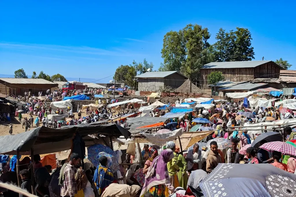 Υπαίθρια αγορά στη Lalibela με πλήθος ανθρώπων και πολύχρωμες ομπρέλες